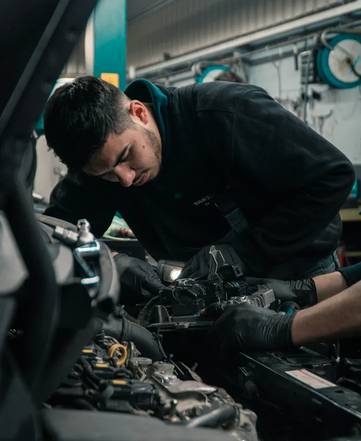 Mecánico trabajando en el motor de un vehículo