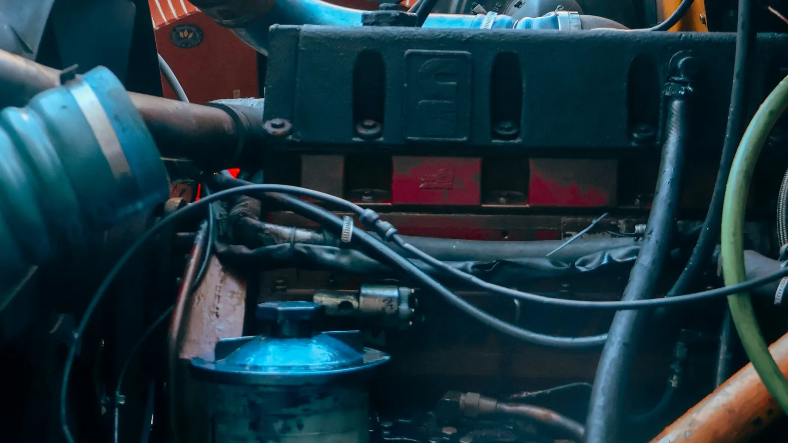 Motor diésel con sus mangueras y conexiones