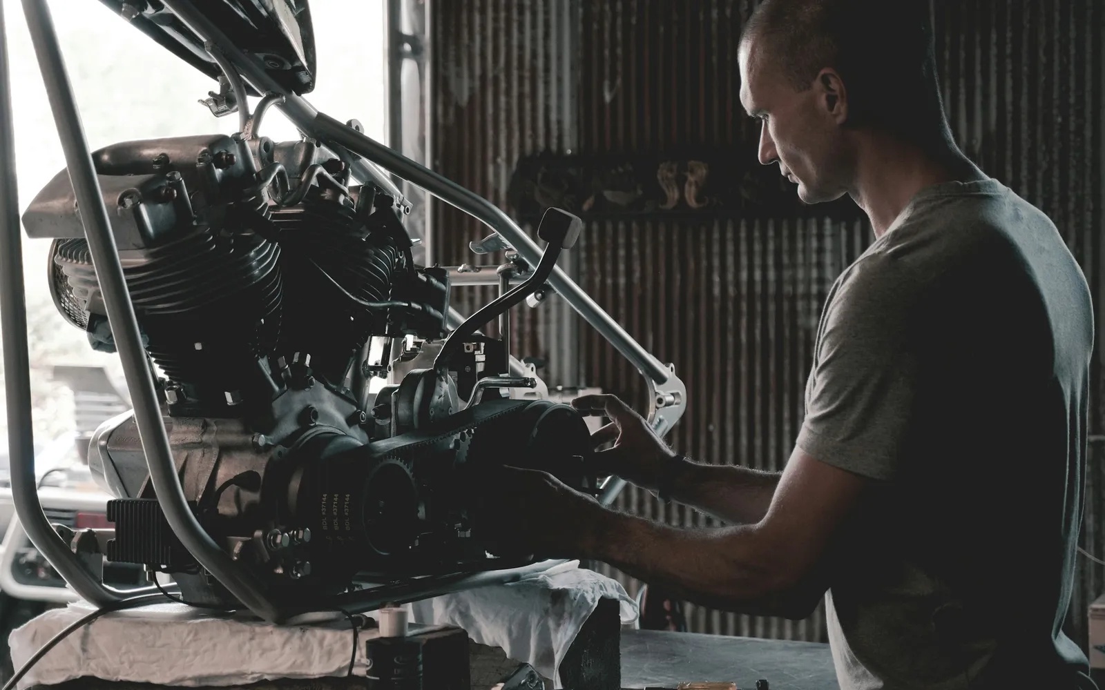Técnico trabajando en un motor desmontado